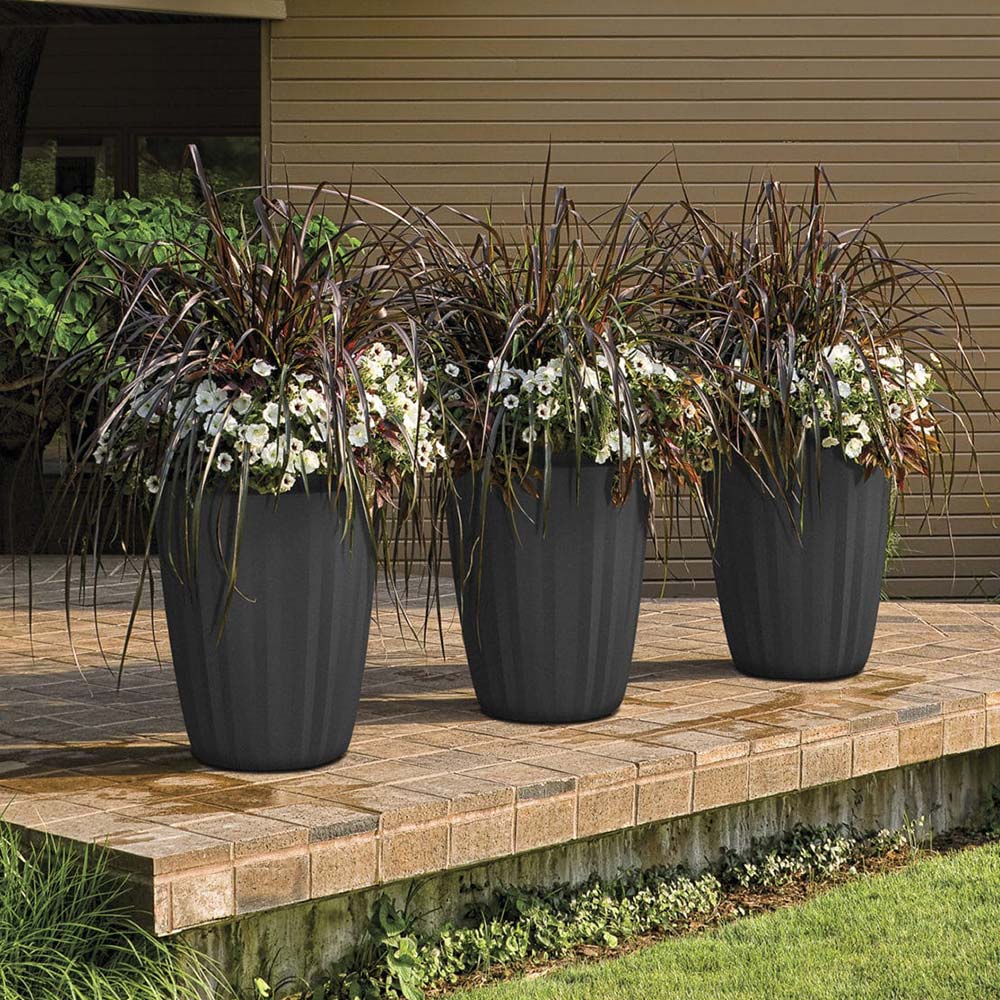 Crescent Garden Pleat Modern Planter in Caviar Black